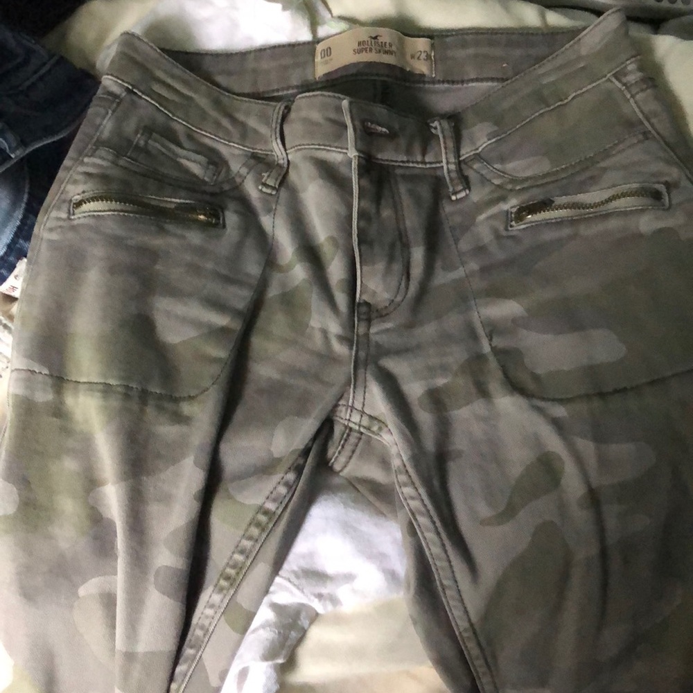 Hollister army colored super skinny jeans